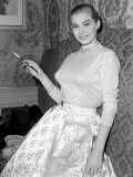 Anita Ekberg Attending a Press Reception in London with Actor Michael Wilding Lámina fotográfica