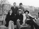 Rolling Stones Sitting on Bench in Park Lámina fotográfica Rolling Stones Sitting on Bench in Park Lámina fotográfica