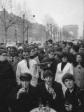 The Beatles: 1964 the Beatles Sitting Outside a Cafe on the Champs-Elysees in Paris Photographie