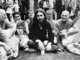 George Harrison of the Beatles at Sydenhamm Hill with a Group of Twelve Buddhist Americans Fotografie-Druck