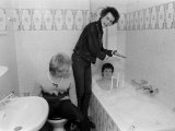 Punk Band "Sex Pistols" During Tour of Holland in the Hotel Bathroom Fotografie-Druck