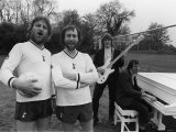 Chas and Dave Help Tottenham Hotspur Record Song by Glenn Hoddle, Ray Clemence Playing Guitar Piano Fotografie-Druck
