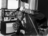 Brazilian Football Star Pele in London Introduce His Atari Home Video Championship Soccer Cartridge Fotografisk tryk Brazilian Football Star Pele in London Introduce His Atari Home Video Championship Soccer Cartridge Fotografisk tryk