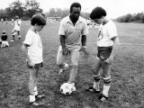 Brazilian Football Star Pele showing Off Skills to American Youngsters at Soccer Training School Fotografie-Druck