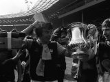 Trevor Brooking and Kevin Locke with the FA Cup After West Ham Had Beaten Fulham Fotografie-Druck