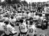 Crowd of Young Fans Wearing Pele T Shirts at His Soccer School in the USA August 1982 Fotografie-Druck