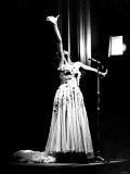 Dramatic Moment During the Performance by Shirley Bassey at the Capitol Theatre, Cardiff Fotografie-Druck