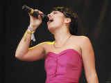 Lilly Allen on the Pyramid Stage at the Glastonbury Festival June 2007. Glastonbury Festival Lámina fotográfica