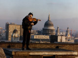 Nigel Kennedy Violinist Playing on Rooftop Lámina fotográfica Nigel Kennedy Violinist Playing on Rooftop Lámina fotográfica