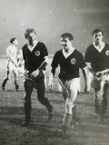 Denis Law Willie Henderson Eric Caldow Leave the Field at Hampden Park Glasgow Lámina fotográfica Denis Law Willie Henderson Eric Caldow Leave the Field at Hampden Park Glasgow Lámina fotográfica