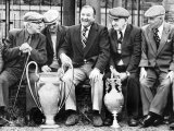 Former Manager of Liverpool Bob Paisley with European Cup and Football League Championship Trophy Photographie