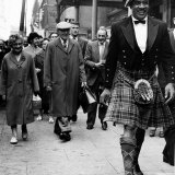 Sonny Liston World Boxing Champion Walking in Glasgow with Kilt Fotografisk trykk Sonny Liston World Boxing Champion Walking in Glasgow with Kilt Fotografisk trykk