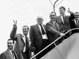 The Scottish Boxing Team Board an Airplane at Prestwick Lámina fotográfica