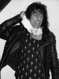 American Rock Singer Alice Cooper Jokes After a Stage Stunt Went Wrong at Wembley Arena Fotografiskt tryck