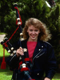 Kylie Minogue Holding Bagpipes September 1988 Fotografie-Druck