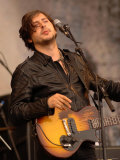Carl Barat of the Dirty Pretty Things on the Pyramid Stage at the Glastonbury Festival Lámina fotográfica