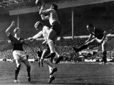 Scotland Football Player Ian St John Jumps to Head Ball Lámina fotográfica Scotland Football Player Ian St John Jumps to Head Ball Lámina fotográfica