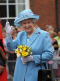 Queen Elizabeth II Attended a Service to Mark 400th Anniversary of Market Town's Royal Charter Fotografie-Druck