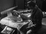 Shirley Eaton and Sean Conner Pictured on Set During Filming Covered in Gold Paint Lámina fotográfica