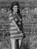 Actress Raquel Welch on Location For Film Shoot Wearing Striped Mini Dress and Holding Pitchfork Lámina fotográfica Actress Raquel Welch on Location For Film Shoot Wearing Striped Mini Dress and Holding Pitchfork Lámina fotográfica