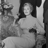 Arlene Dahl Who is to Star in the Film"Fortune is a Woman" with Jack Hawkins 1956 Photographie