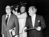 Morecambe and Wise Present Des O'Connor with Golden Disc to Matk 100000 Sales of Album Just For You Lámina fotográfica Morecambe and Wise Present Des O'Connor with Golden Disc to Matk 100000 Sales of Album Just For You Lámina fotográfica