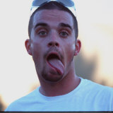 Robbie Williams Sticking His Tongue Out to Photographers at T in the Park Festival Lámina fotográfica Robbie Williams Sticking His Tongue Out to Photographers at T in the Park Festival Lámina fotográfica