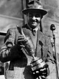 Sam Snead Holding the British Golf Open Trophy He Has Won Fotografisk tryk