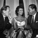 Actress Sophia Loren with Trevor Howard and William Holden, October 1957 Fotografisk tryk Actress Sophia Loren with Trevor Howard and William Holden, October 1957 Fotografisk tryk