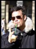 Robbie Williams on the Royal Mile in Edinburgh Drinking a Starbucks Coffee Through a Straw Lámina fotográfica Robbie Williams on the Royal Mile in Edinburgh Drinking a Starbucks Coffee Through a Straw Lámina fotográfica