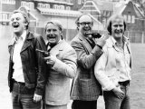 Morecambe and Wise Meet the Cast of Sweeney April 1978 John Thaw and Dennis Waterman Lámina fotográfica Morecambe and Wise Meet the Cast of Sweeney April 1978 John Thaw and Dennis Waterman Lámina fotográfica