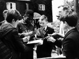 Pele Brazilian Football Player Signing Autographs For Fans at His Hotel in Lymm Fotografie-Druck