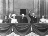 Prime Minister Winston Churchill Joins Family on Balcony at Buckingham Palace on VE Day, WWII Photographie