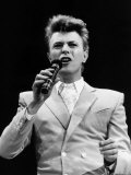 David Bowie Pop Singer on Stage at Live Aid Concert 1985. Wembley Stadium Lámina fotográfica