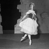 Dame Margot Fonteyn at London Airport, President of the Royal Academy of Dancing Fotografie-Druck