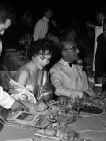 Gina Lollobrigida Signs an Autograph For a Waiter at the Venice Film Festival 1956 Fotografisk tryk Gina Lollobrigida Signs an Autograph For a Waiter at the Venice Film Festival 1956 Fotografisk tryk