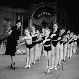 Margot Fonteyn Attends the Rehearsals of the Gala Matinee of Ballet at Drury Lane Lámina fotográfica Margot Fonteyn Attends the Rehearsals of the Gala Matinee of Ballet at Drury Lane Lámina fotográfica