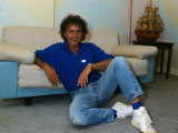 David Essex, Sitting on the Floor Leaning Against a Sofa Wearing Denim Jeans and Blue Top Fotografie-Druck