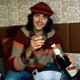 David Essex with Bottle of Champagne September 1975 Lámina fotográfica
