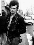 Sid Vicious Bass Guitar Player Singer of British Pop Group Punk the Sex Pistols in the Street Lámina fotográfica Sid Vicious Bass Guitar Player Singer of British Pop Group Punk the Sex Pistols in the Street Lámina fotográfica