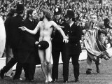 Streaker Male Nude Naked Man on Pitch at Twickenham Police Cover Him Up with Hat Reprodukcja zdjęcia