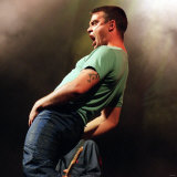 Robbie Williams in Concert at Slane Castle August 1999 Gyrating to the Fans Fotografie-Druck