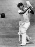 Cricketer, Yorkshire Old Boy Bill Athey Crashes Fletcher For 4, July 1984 Lámina fotográfica Cricketer, Yorkshire Old Boy Bill Athey Crashes Fletcher For 4, July 1984 Lámina fotográfica