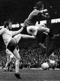 Manchester United's Sammy Melton Find Himself at the End of Ipswich's Allan Hunter. January 1974 Lámina fotográfica