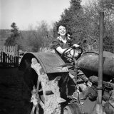 Jean Kent Driving a Tractor Down on Farm at Hartfield. March 1948 Lámina fotográfica Jean Kent Driving a Tractor Down on Farm at Hartfield. March 1948 Lámina fotográfica