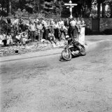 EB Crooks Rounding Govenors Bridge in the Senior Clubmans Fotografie-Druck