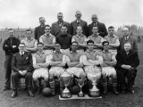 Wigan Athletics Football Team Poses For a Group Photograph with Their Three Cups. April 1953 Lámina fotográfica Wigan Athletics Football Team Poses For a Group Photograph with Their Three Cups. April 1953 Lámina fotográfica