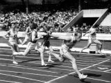 Dashing Dave Jones Makes His Famous Last-Stride Lunge at the Tape to Win the Invitation 100 Metres Lámina fotográfica