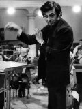 Conductor Andre Previn in Action During a Record Session with the London Synphony Orchestra Lámina fotográfica