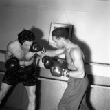 Boxing. Alex Buxton in the Boxing Ring Sparring with Freddie Mills. May 1953 Lámina fotográfica Boxing. Alex Buxton in the Boxing Ring Sparring with Freddie Mills. May 1953 Lámina fotográfica